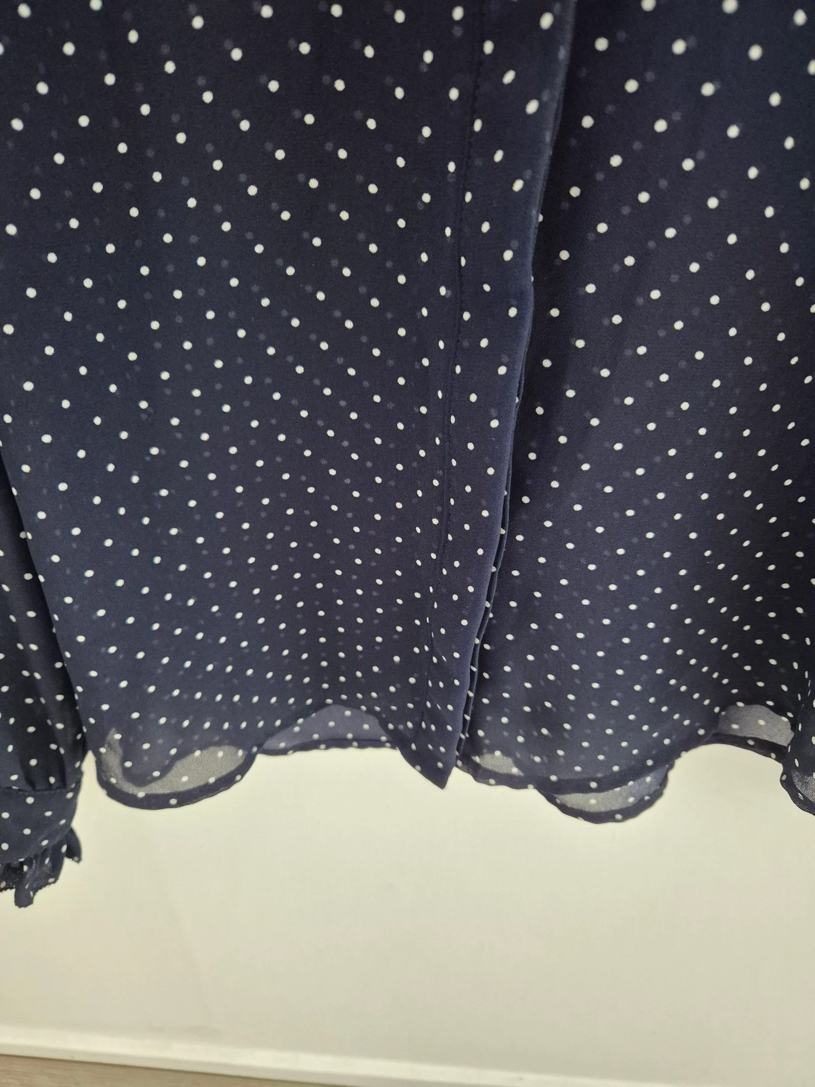 H&M Donkerblauwe Blouse met Stipjes & Ruffles | Maat 36 (S) – photo 7